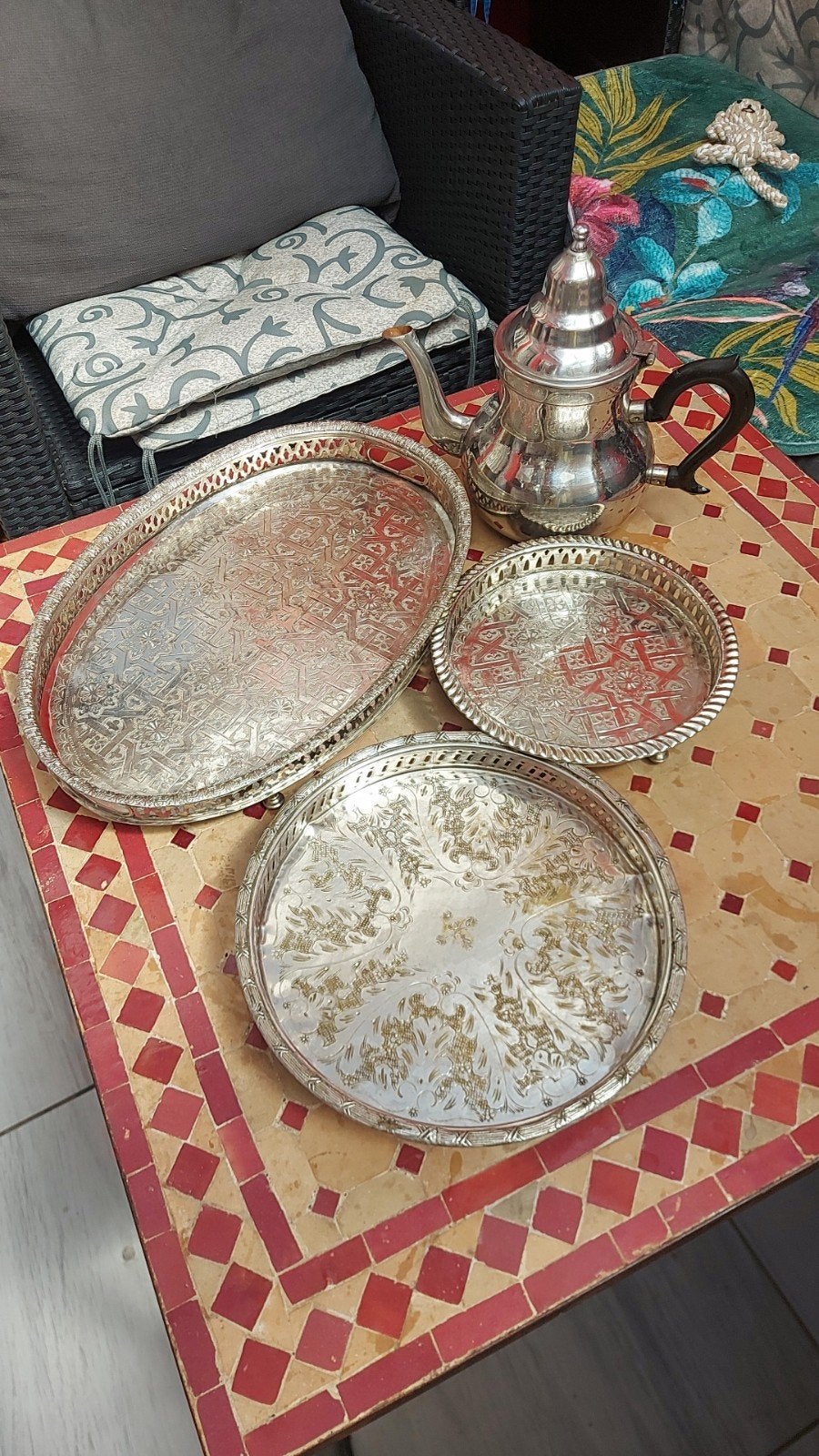 3 Plateaux à thé, Enlèvement
