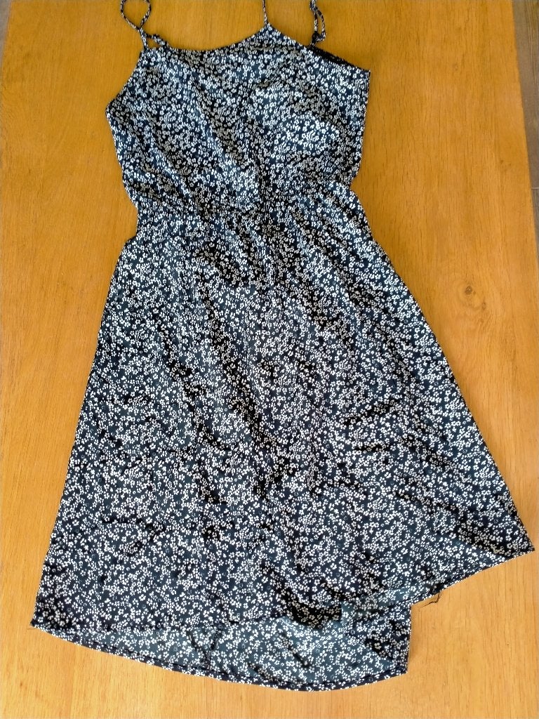 Robe noire à fleurs blanches America Today taille 170/176, America Today, Robe ou Jupe, Comme neuf, Enlèvement