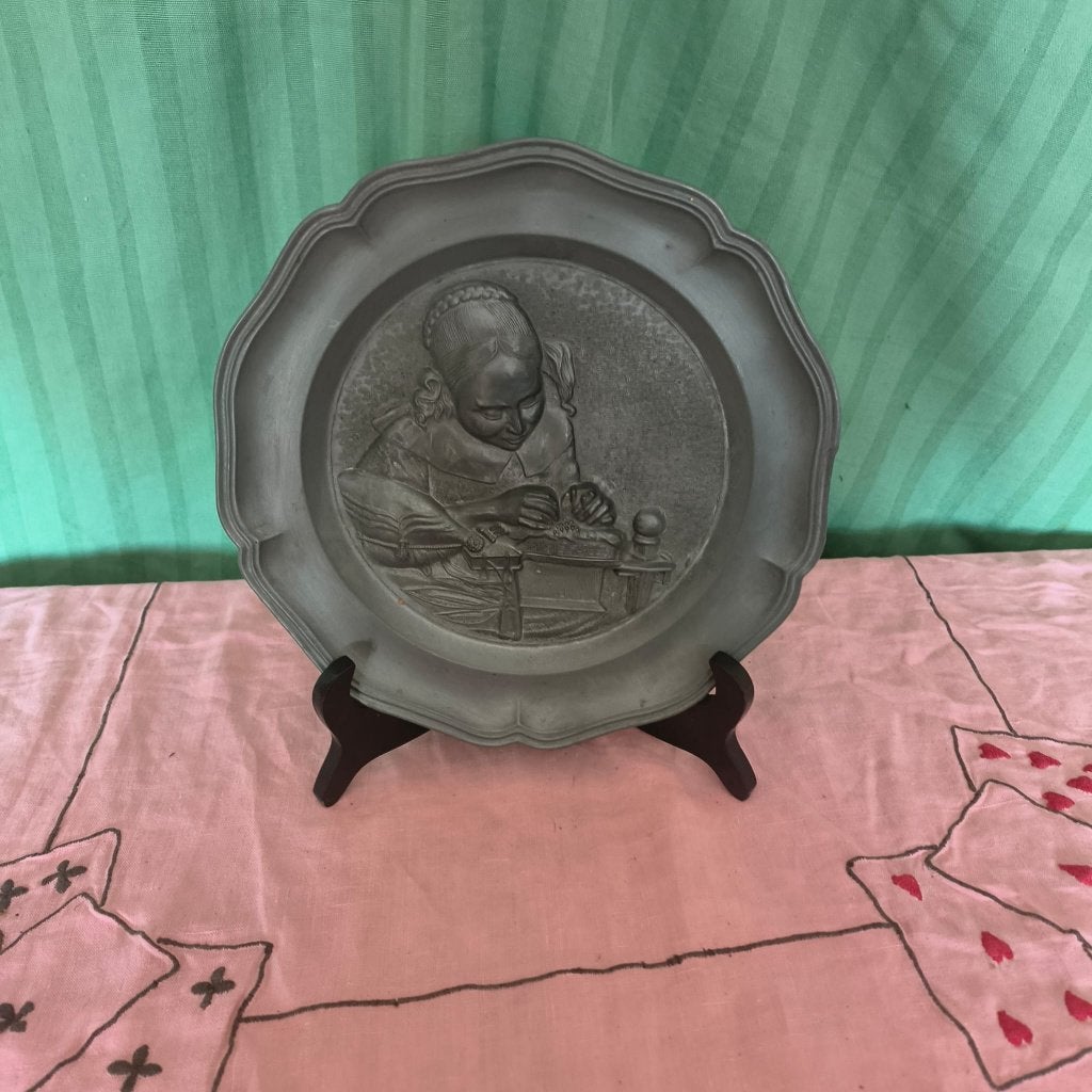 IJzeren sierbord met afbeelding van "Werkend oud vrouwtje", Antiek en Kunst, Kunst | Overige Kunst, Ophalen of Verzenden