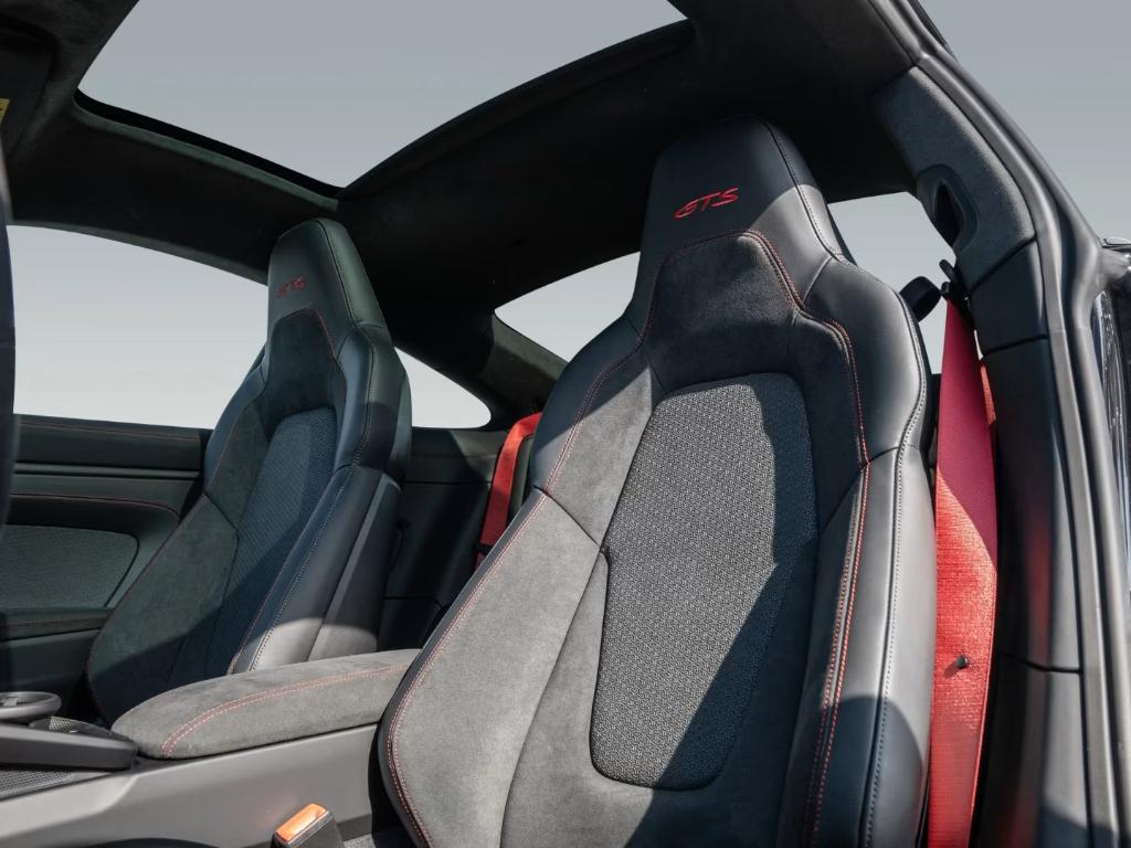 NEW 992.2 CARRERA 4 GTS T-HYBRIDE 541PK PACK GTS/CARBON/PANO, Auto's, Automaat, Alcantara, Zwart, Parkeerassistent