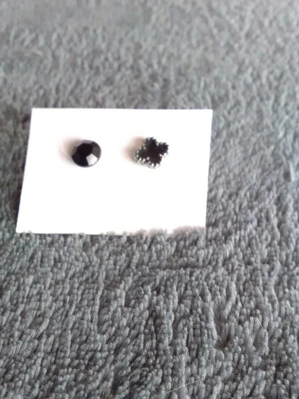 Boucles d'oreilles dépareillées noires, Bijoux, Sacs & Beauté, Boucles d'oreilles, Puces ou Clous, Enlèvement ou Envoi, Comme neuf