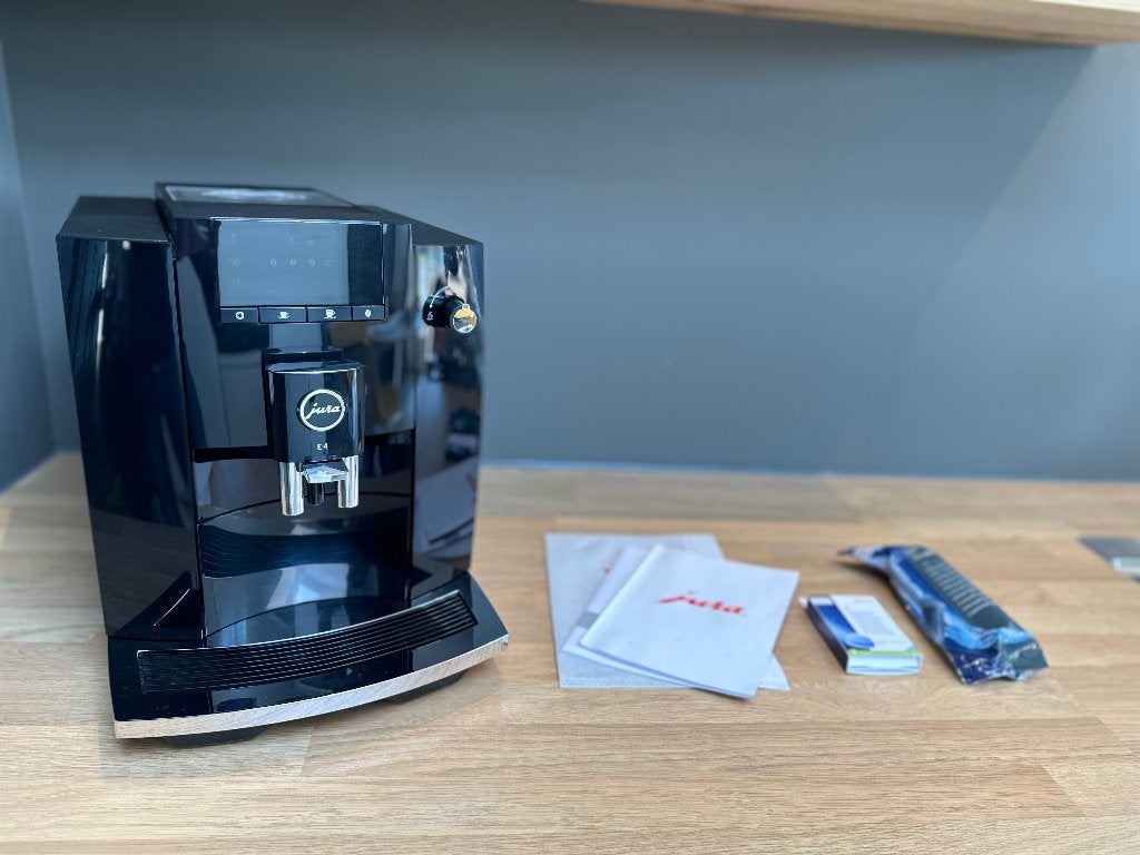 JURA E4 (EA) Piano Black Koffiemachine, Garantie, Elektronische apparatuur, Koffiemachine, Zo goed als nieuw, Afneembaar waterreservoir
