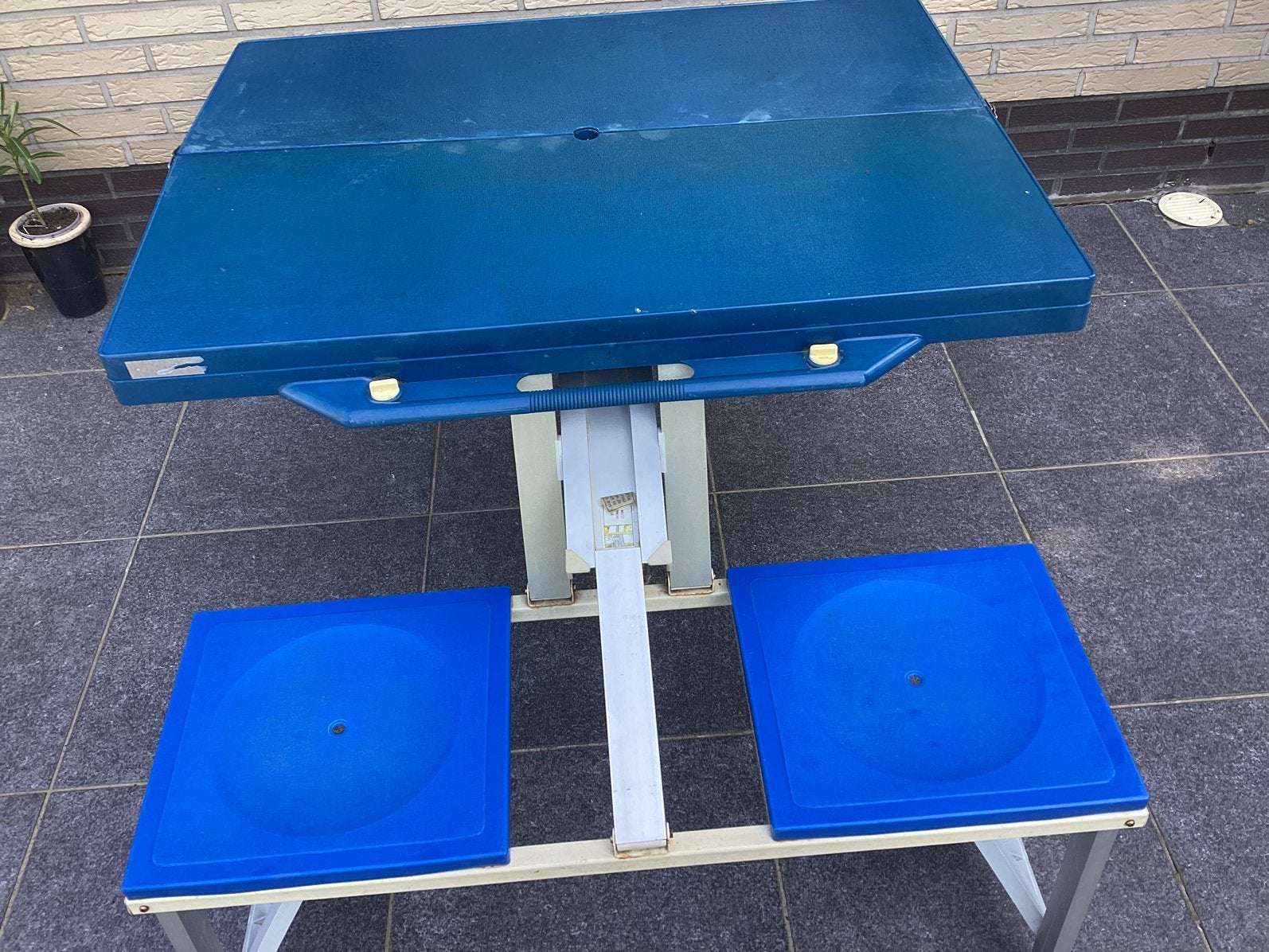 Happy Rhino, table 4 places en plastique, Caravanes & Camping, Meubles de camping, Enlèvement, Utilisé, Table de camping