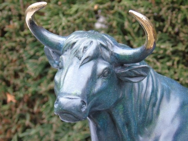 taureau en bronze pat vert sur socle signé, MILO., Antiquités & Art, Enlèvement ou Envoi, Bronze