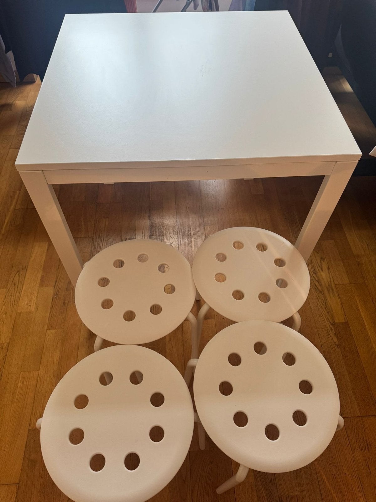 Table +. 4 chaises blanches IKEA, Maison & Meubles, Enlèvement, Comme neuf, 50 à 100 cm, Moins de 100 cm