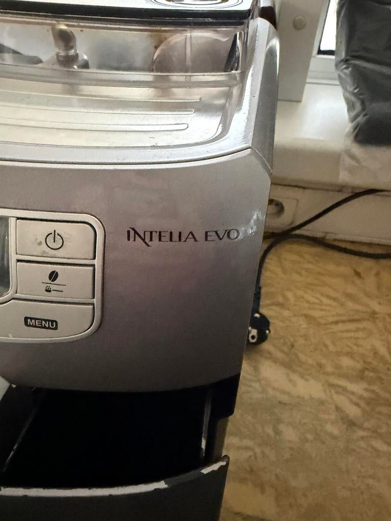 Machine à café Saeco Intelia Evo, Réservoir d'eau amovible, Café en grains, Utilisé, 10 tasses ou plus
