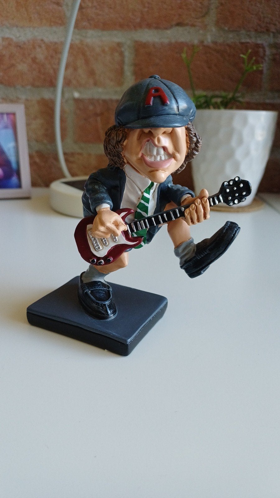 Angus Young, Ophalen of Verzenden