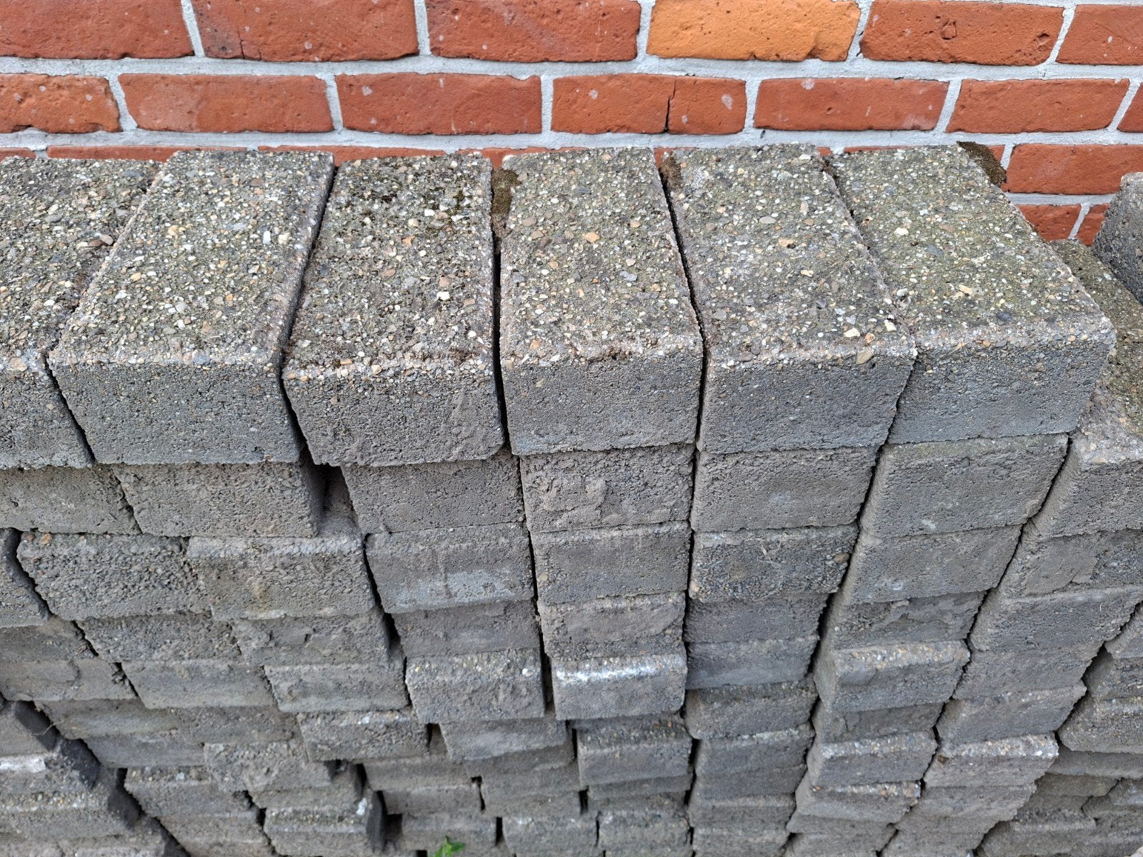 Gratis af te halen +- 55m2 betonklinkers, Ophalen