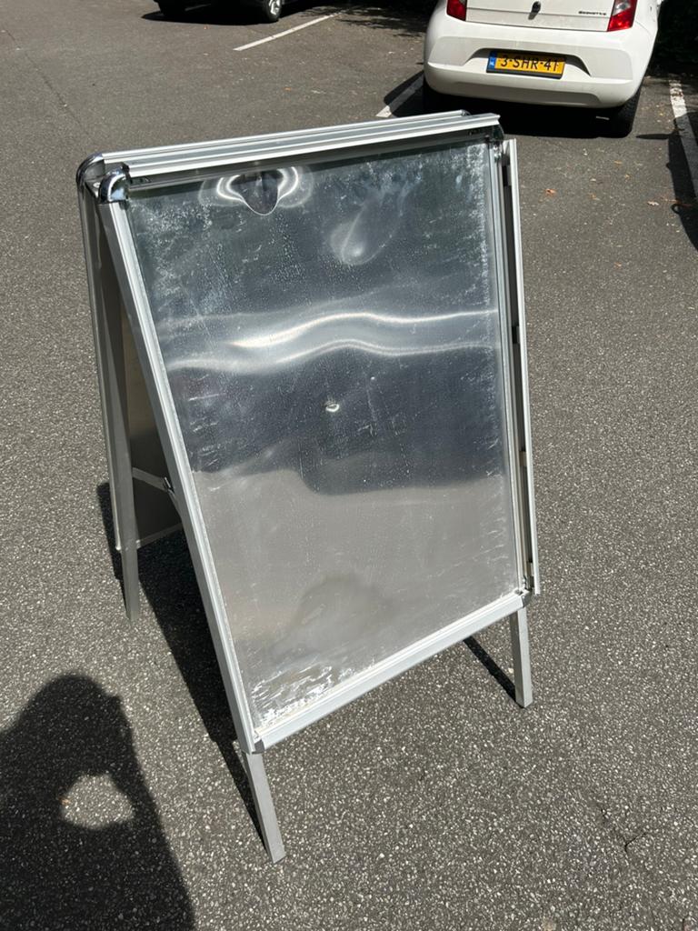Metaal stoepbord A2 voor posters, Collections, Marques & Objets publicitaires, Enlèvement, Utilisé, Panneau publicitaire
