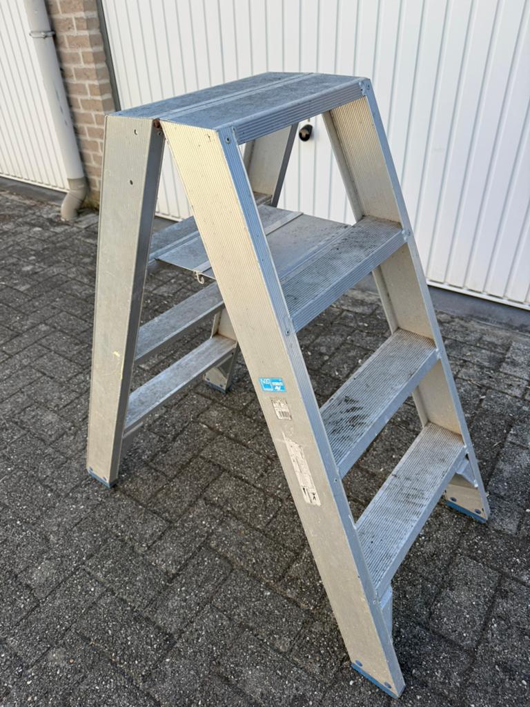 Dubbele trapladder 2x4 tredes, Doe-het-zelf en Bouw, Ladders en Trappen, Ophalen, Zo goed als nieuw