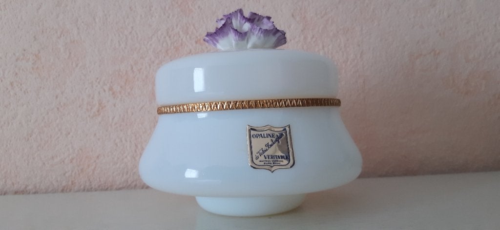 Bonbonnière en opaline, Enlèvement