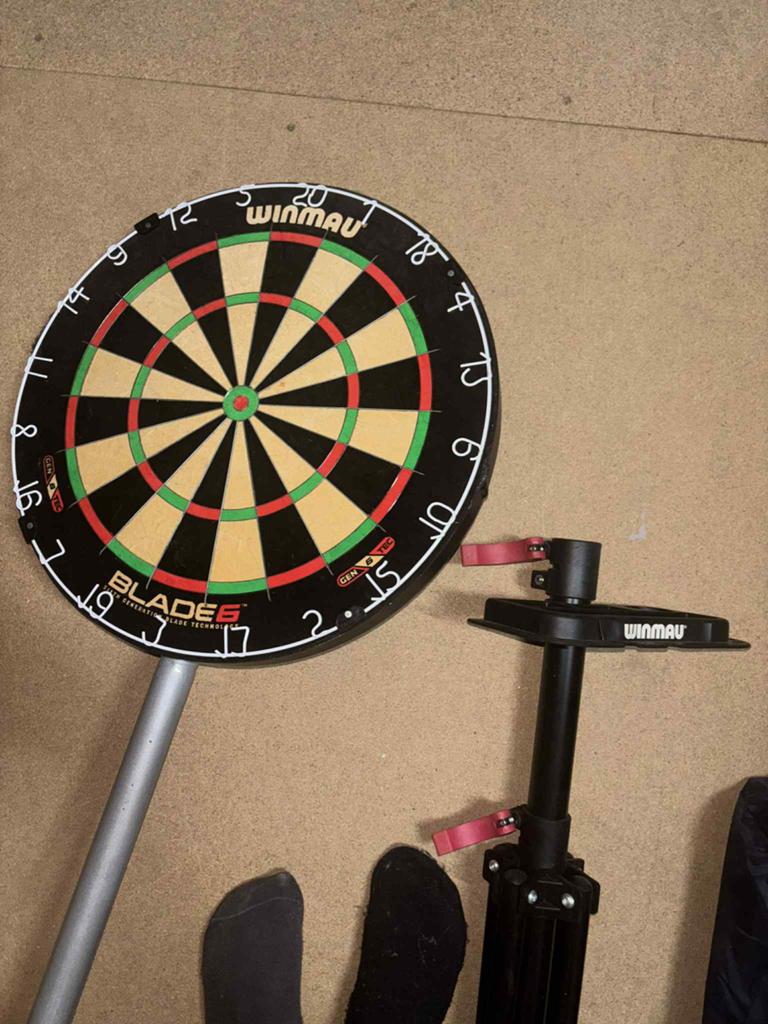 Darts bord op voet met pijlen, Enlèvement ou Envoi, Comme neuf, Fléchettes