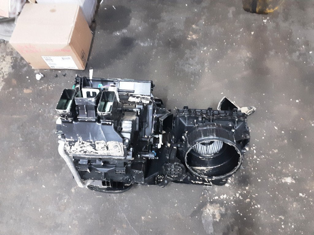 RADIATEUR DE CHAUFFAGE Audi A3 Sportback (8YA) (5WB816001B), Auto-Union-Straße  1,
85057  Ingolstadt, DE, Info@audi.de, Audi, Utilisé