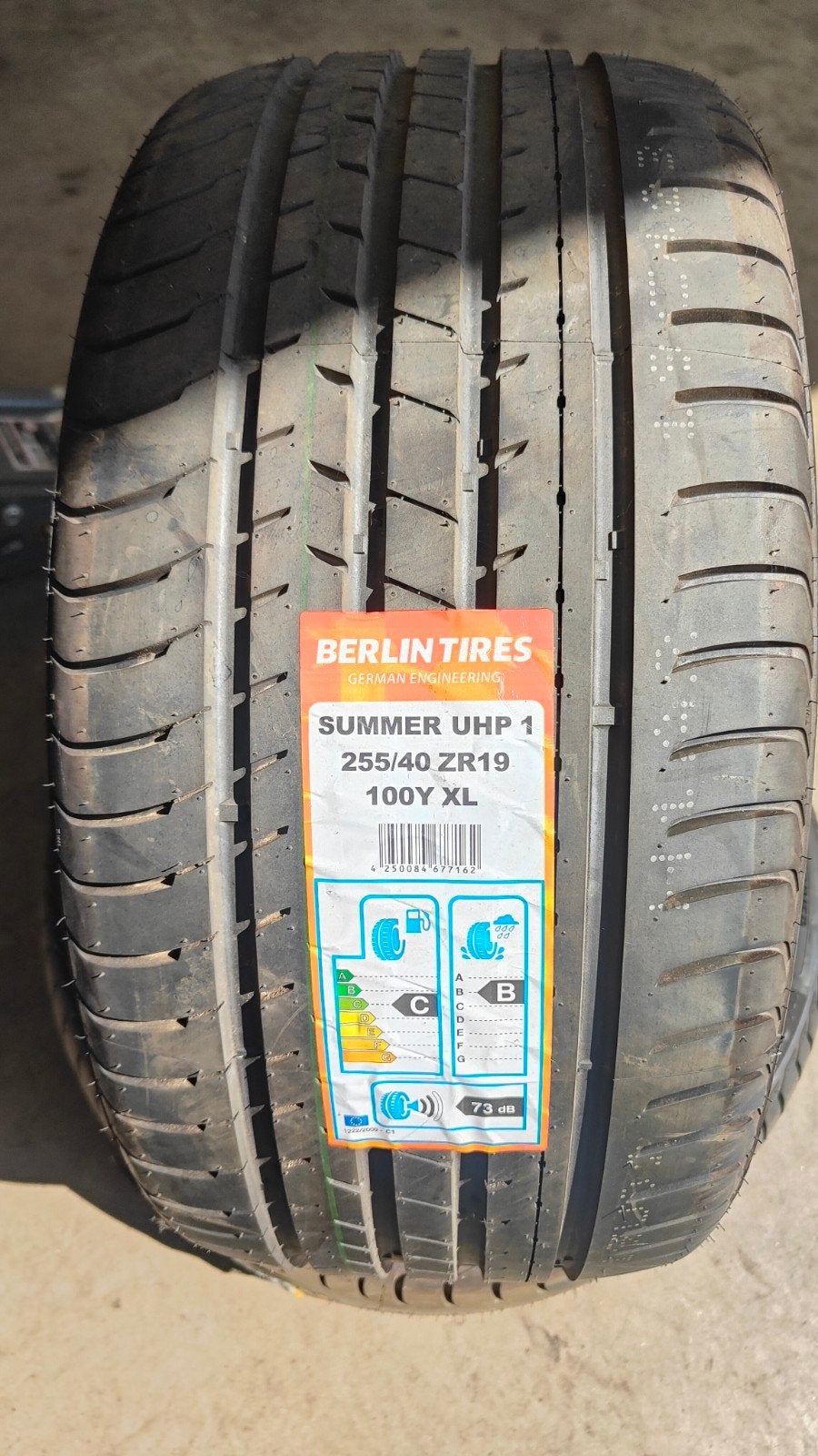 255/40r19 100y Berlin  90€ per stuk met montage en balancere