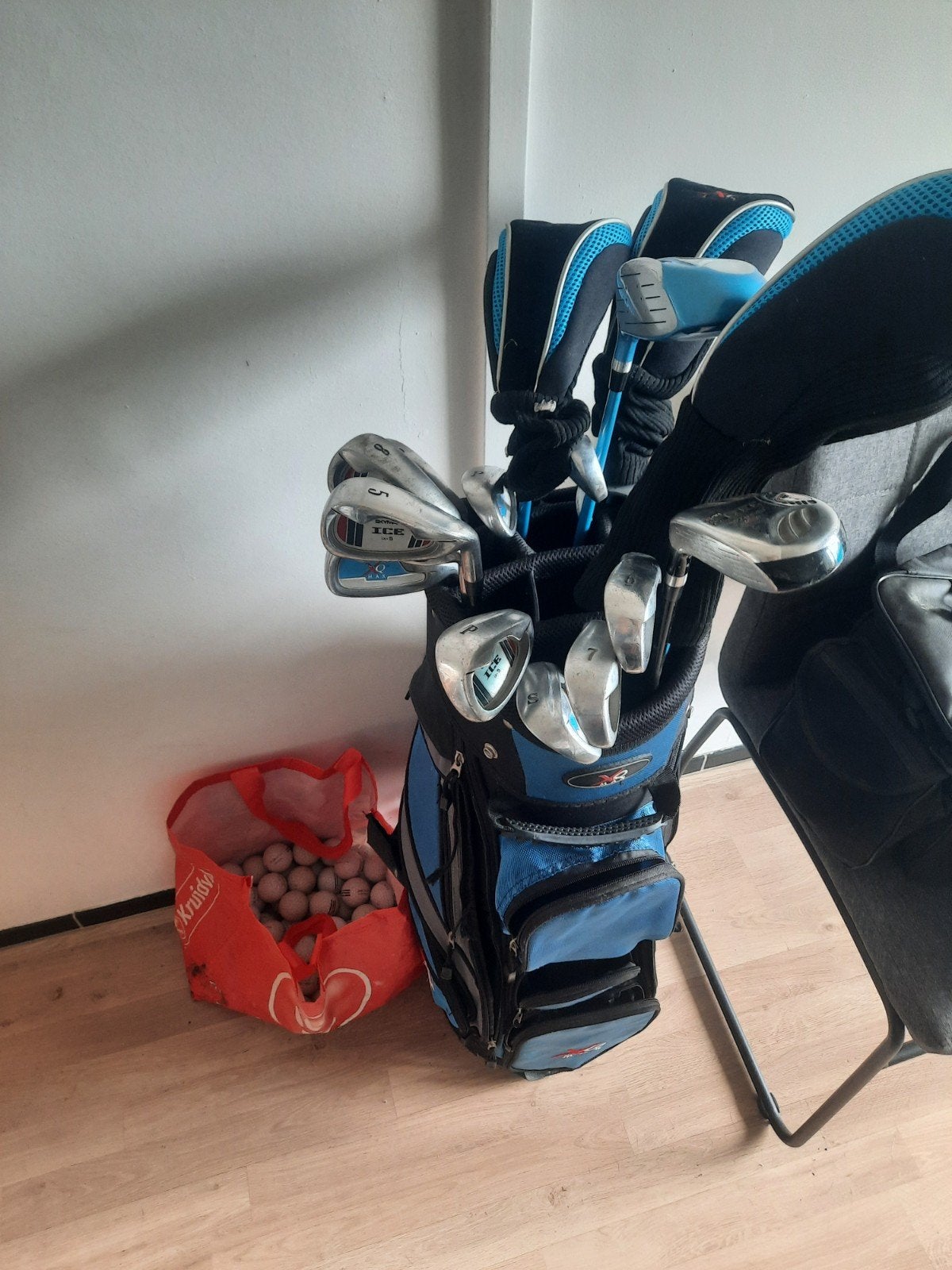 Golfclubs met zak en 100tal ballen, Sport en Fitness, Golf, Ophalen, Bal(len)