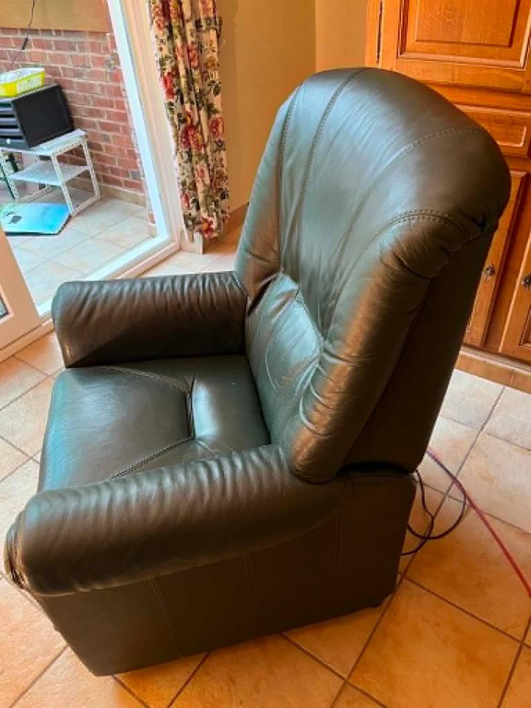 Fauteuil relax électrique  MEDALOUNGER en cuir vert, 75 à 100 cm, Sobre et élégant, vert foncé, Enlèvement, Utilisé