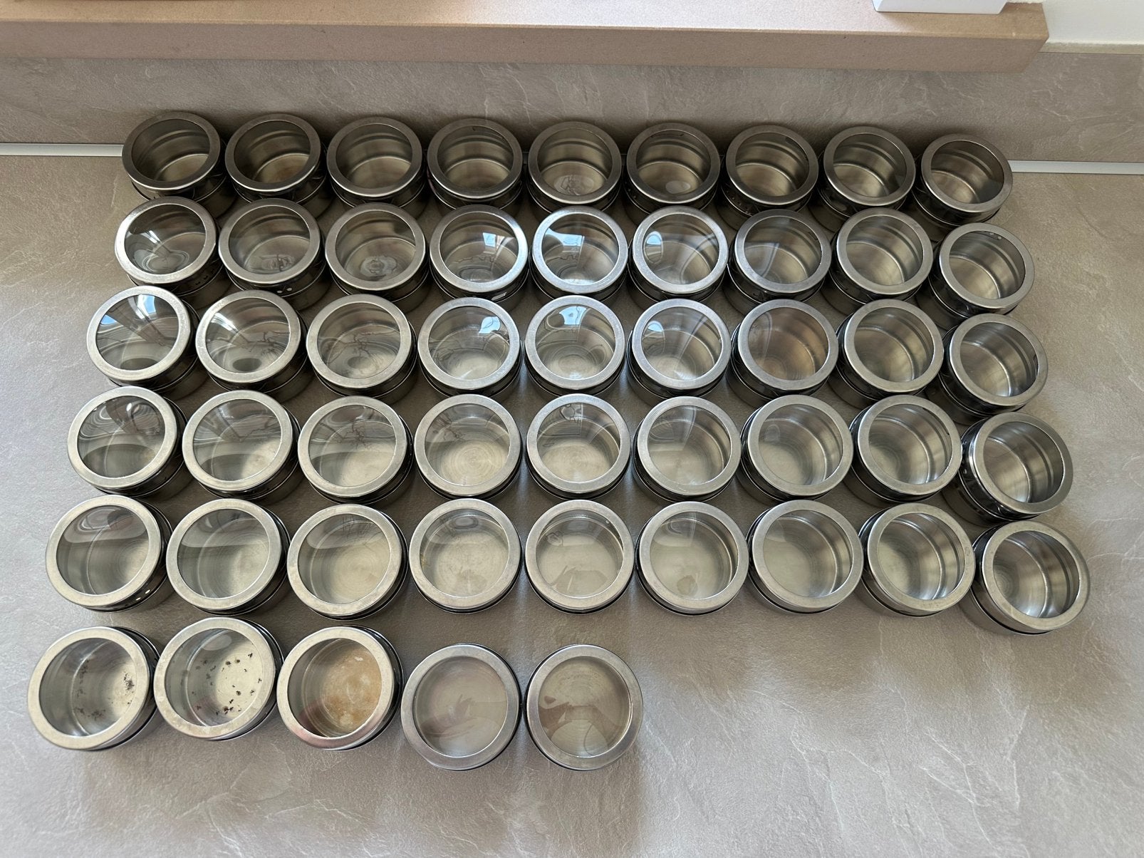 50 x RVS kruidenpotjes met magneet en strooigaatjes, Huis en Inrichting, Ophalen of Verzenden, Zo goed als nieuw