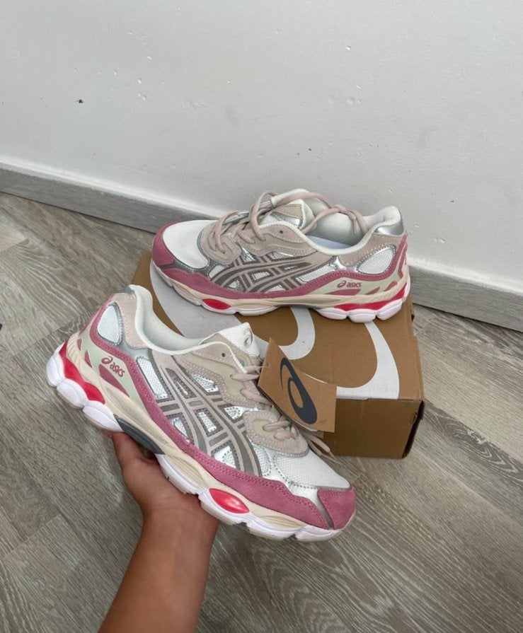 Asics roze, Ophalen, Zo goed als nieuw