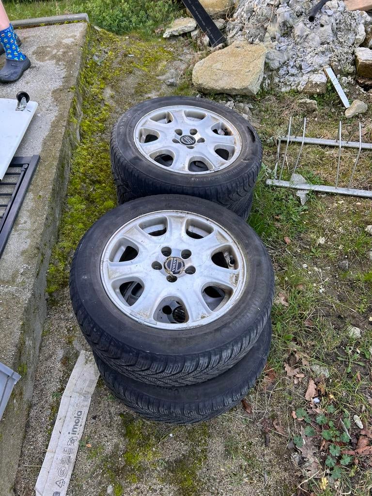 Winterbanden Volvo 215/55 R16 op velg, Auto-onderdelen, Banden en Velgen, Ophalen, 16 inch, Banden en Velgen, Winterbanden