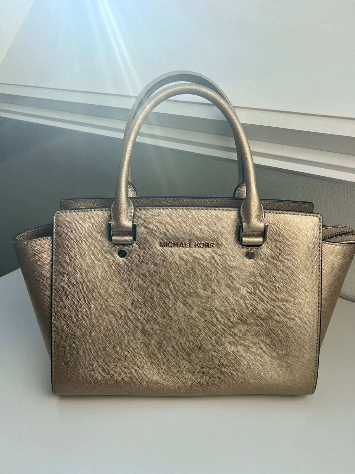 Goudkleurige handtas van Michael Kors, Handtassen en Accessoires, Ophalen, Zo goed als nieuw, Handtas