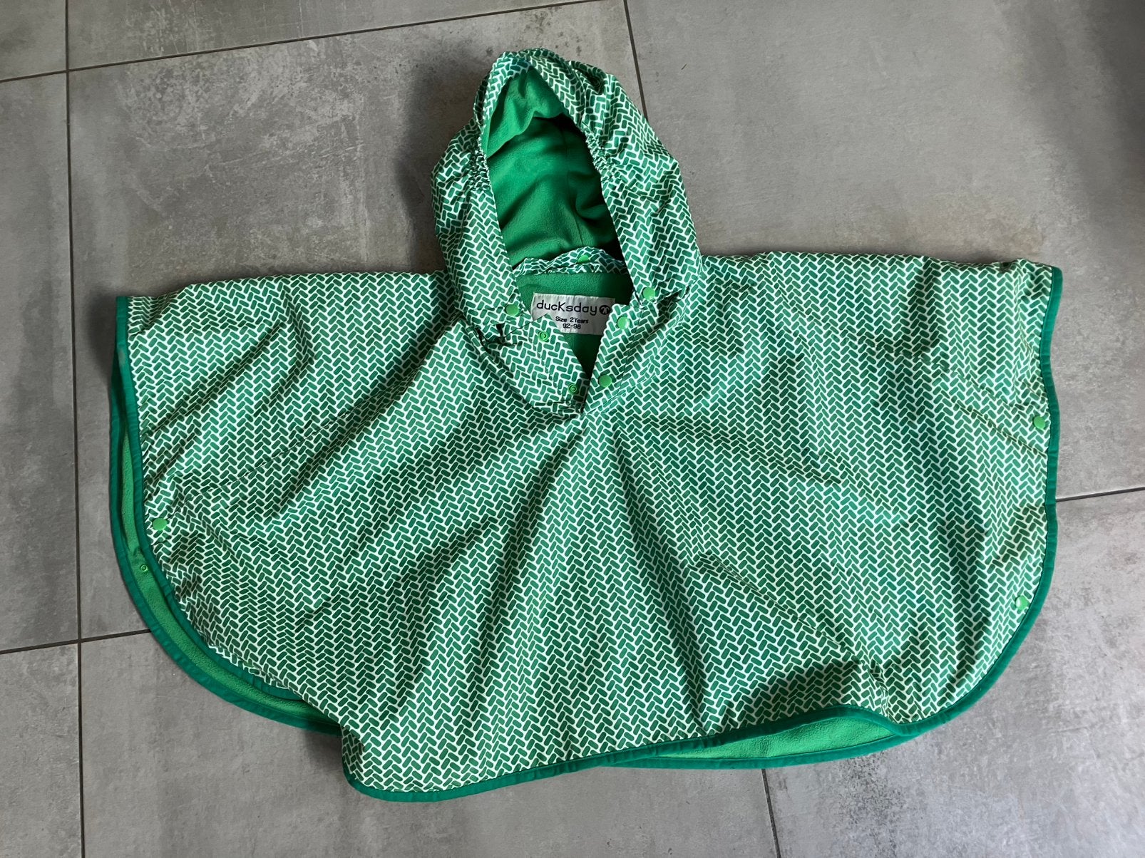 Regenponcho (fleece gevoerd) Ducksday 92-98, Kinderen en Baby's, Kinderkleding | Maat 98, Ophalen, Zo goed als nieuw