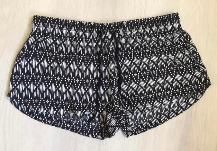Zwarte short mt 36 in katoen in heel nette staat!!, Kleding | Dames, Broeken en Pantalons, Ophalen of Verzenden