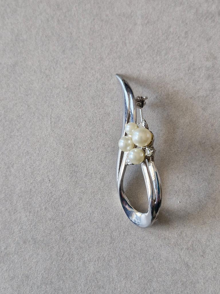 zilverkleurige broche met parels en steentjes, Bijoux, Sacs & Beauté, Broches, Envoi, 4 à 7 cm, Argent, Avec perle