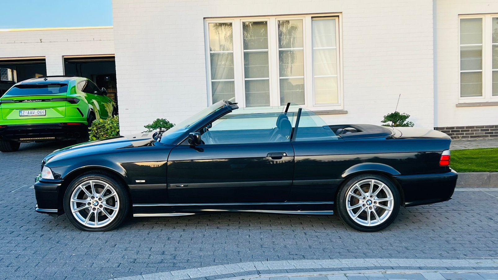 BMW 320i * Cabrio * M PACK * 6 CILINDERS * 153.000 Km, Auto's, Euro 2, 110 kW, Cabriolet, Zwart