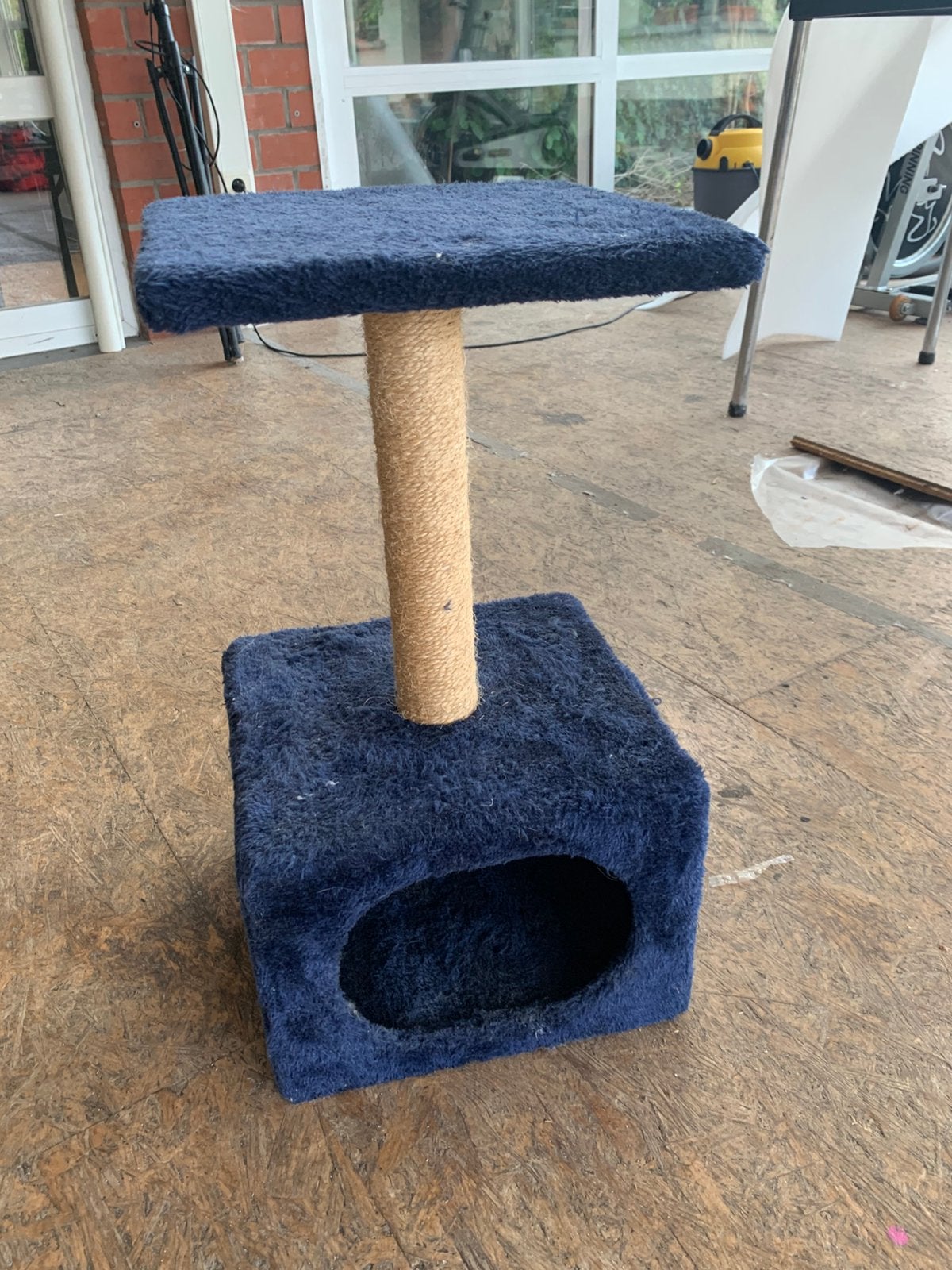 Griffoir pour chat avec maison, Enlèvement, Utilisé
