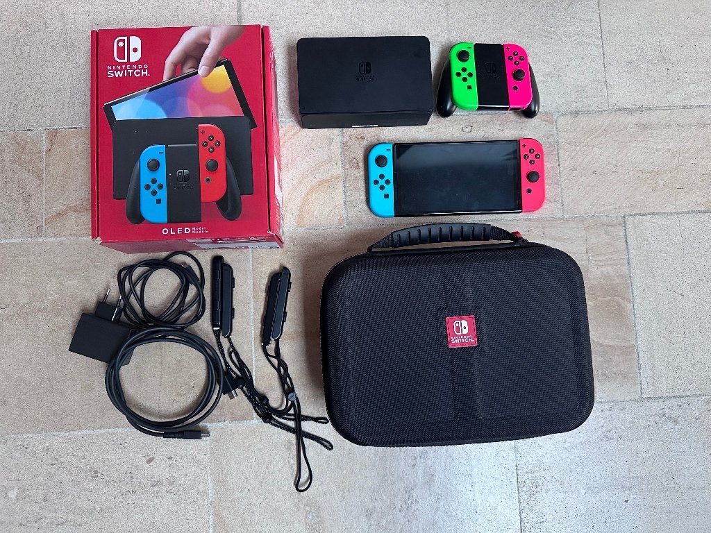 Nintendo Switch OLED, Enlèvement, Comme neuf, Avec 2 manettes, Switch OLED