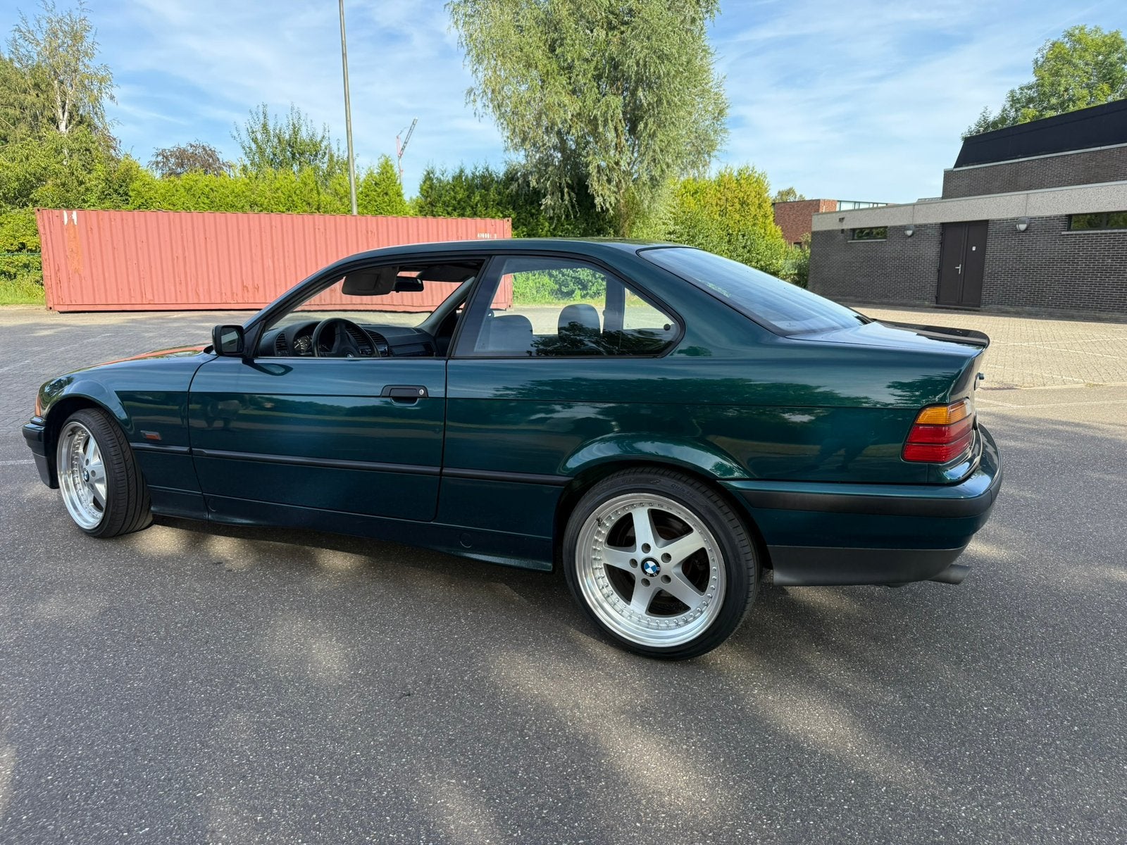 Bmw 318 is 1994 oldtimer gekeurd, Auto's, Zwart, 1796 cc, Leder, Bedrijf