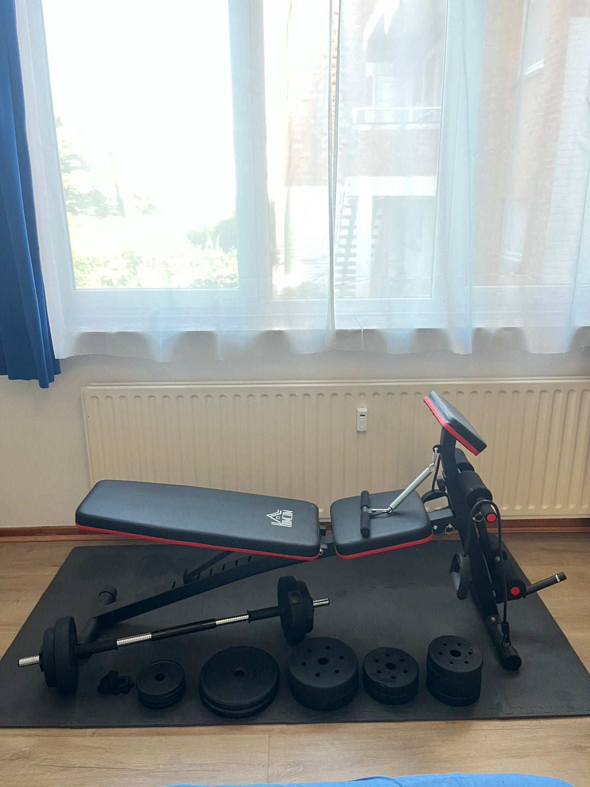 Banc de musculation complet + poids + haltère + tapis, Sports & Fitness, Enlèvement, Comme neuf, Bras