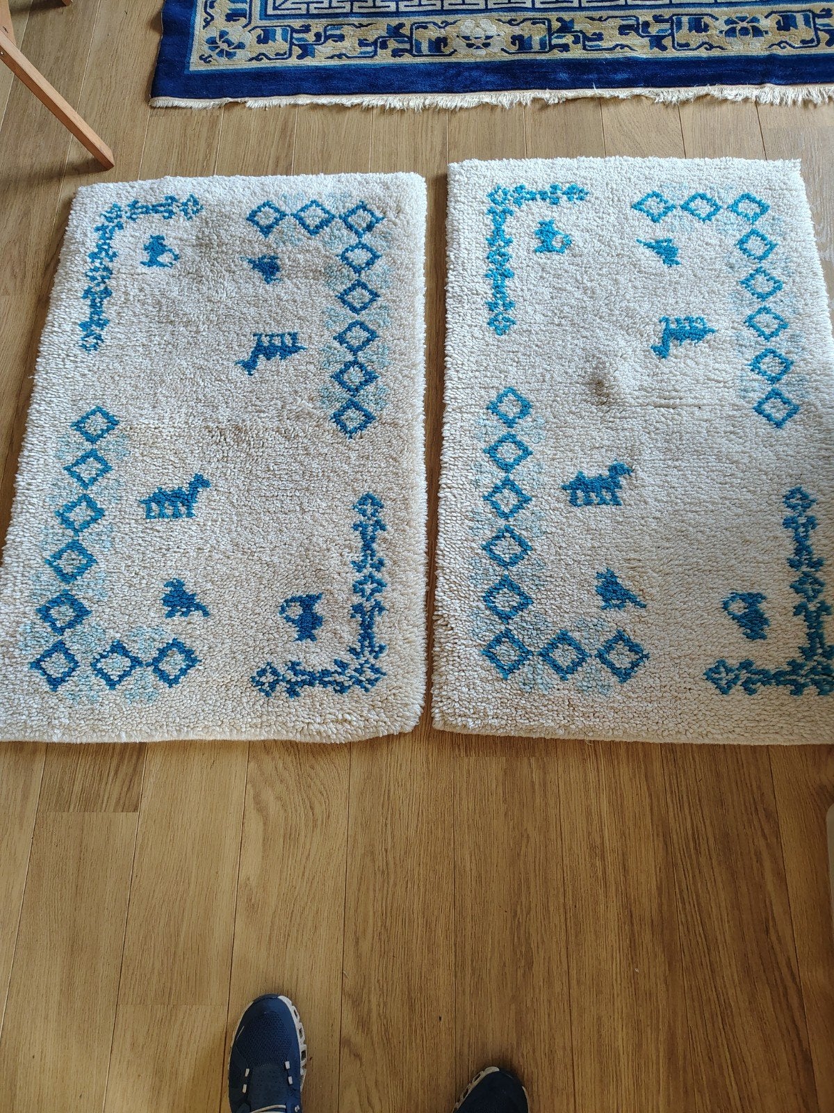 Hand geknoopte slaapkamer tapijten, ecru met blauwe tekening, Ophalen