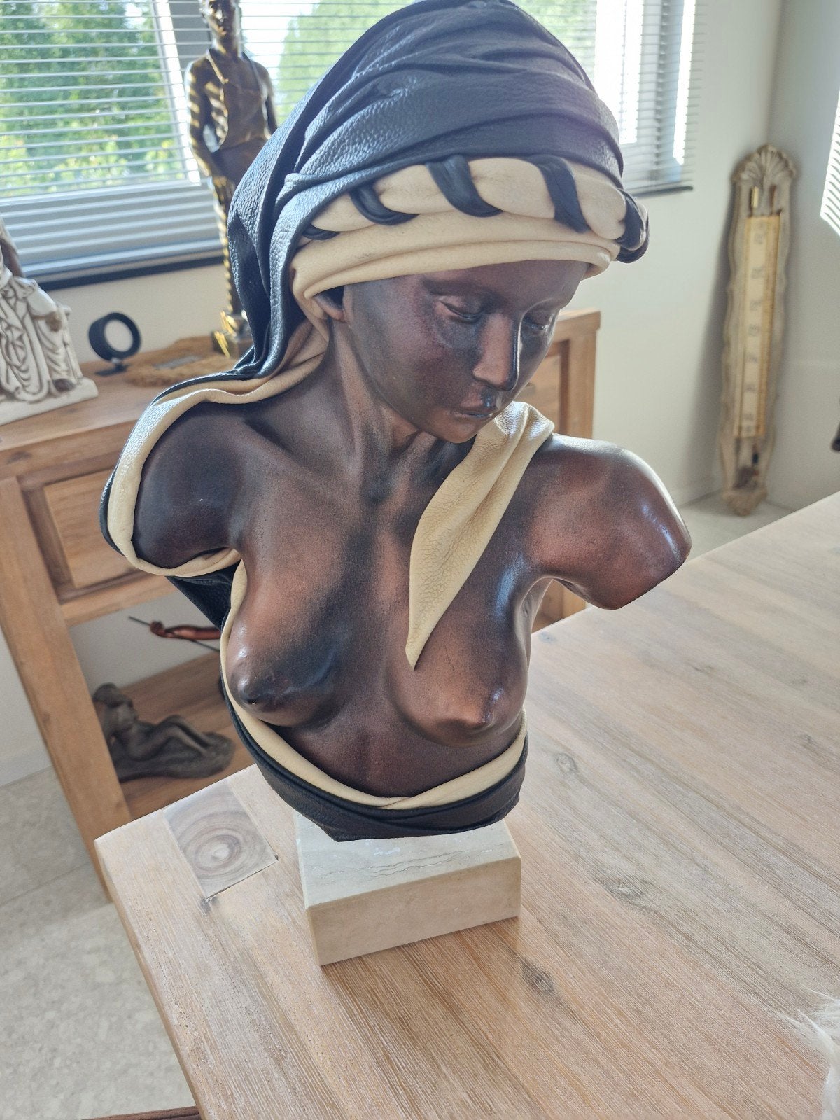 Beeld hoofddoek in leder, Ophalen