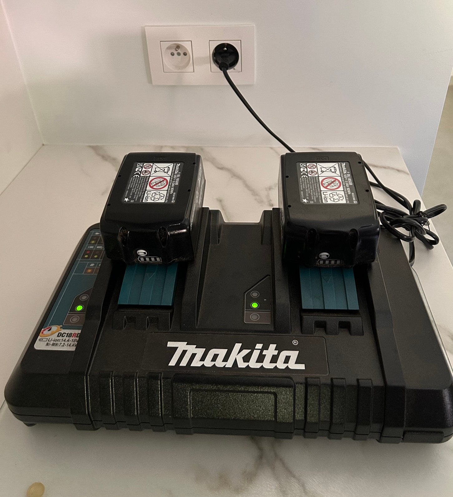 MAKITA DC18RD snellader met 2 batterijen 18V, Doe-het-zelf en Bouw, Ophalen of Verzenden, Gebruikt