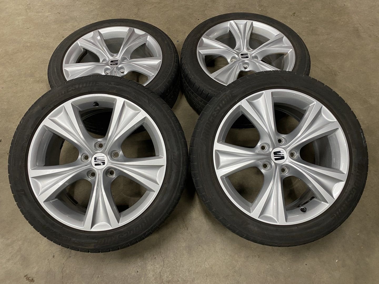 Diversen 17 inch originele velgen + zomerbanden Seat Leon, Autos : Pièces & Accessoires, Pneus et Jantes, Véhicule de tourisme