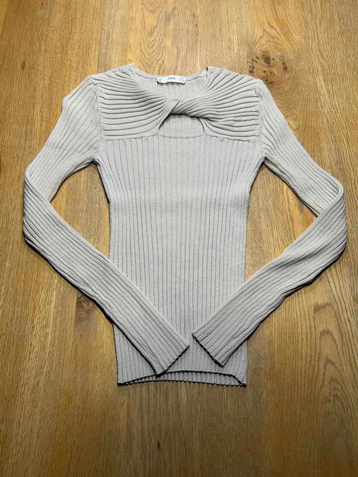 Beige geklede trui cut-out knoopdetail Mango MNG maat S, Kleding | Dames, Truien en Vesten, Ophalen of Verzenden, Zo goed als nieuw