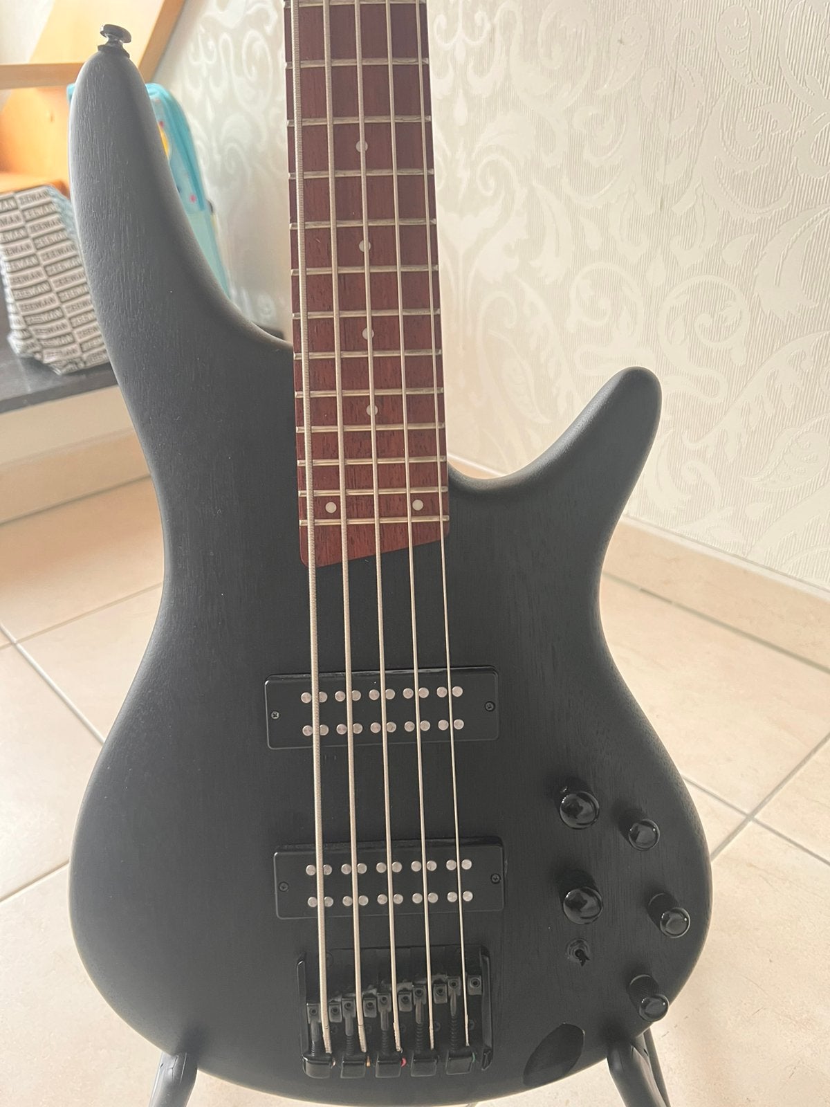 Ibanez SR305EB 5-snarige basgitaar, Musique & Instruments, Instruments à corde | Guitares | Basses, Enlèvement, Comme neuf