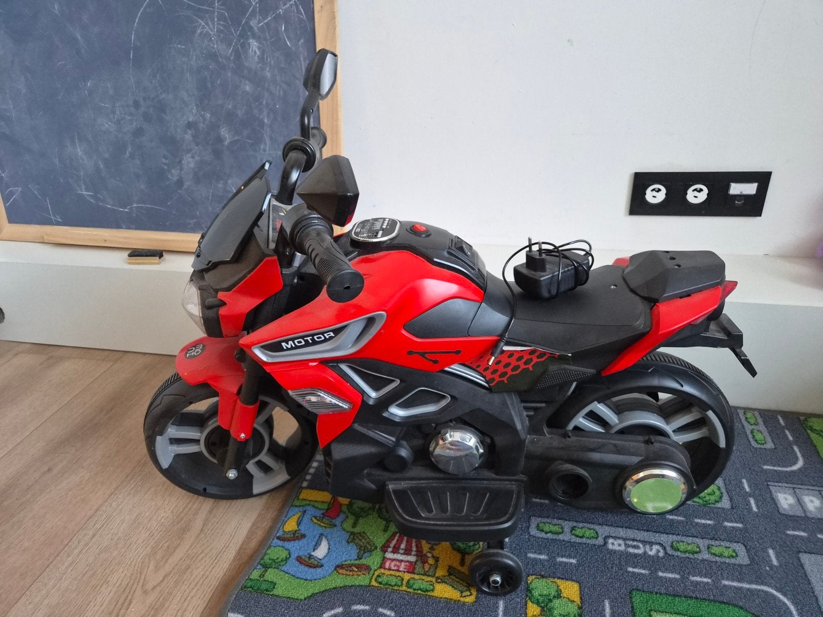 Elektrische kindermotor, Zo goed als nieuw