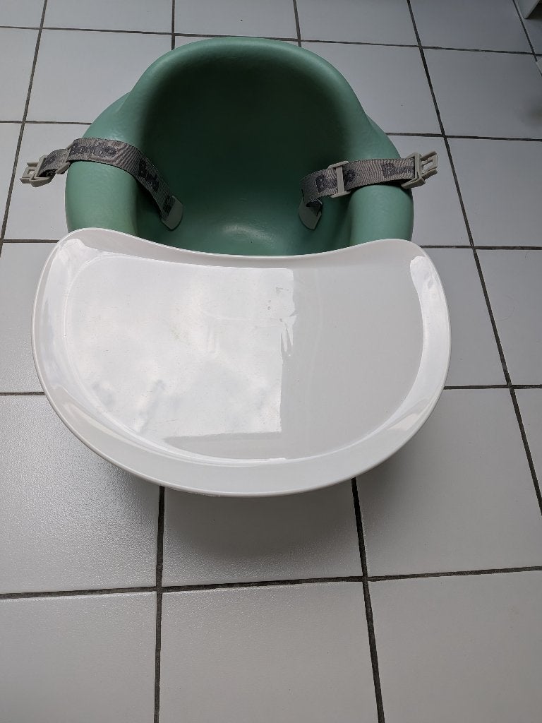 bumbo met tafeltje en riempjes, Kinderen en Baby's, Kinderstoelen, Zo goed als nieuw, Overige typen, Aanschuifbaar, Gordel(s)