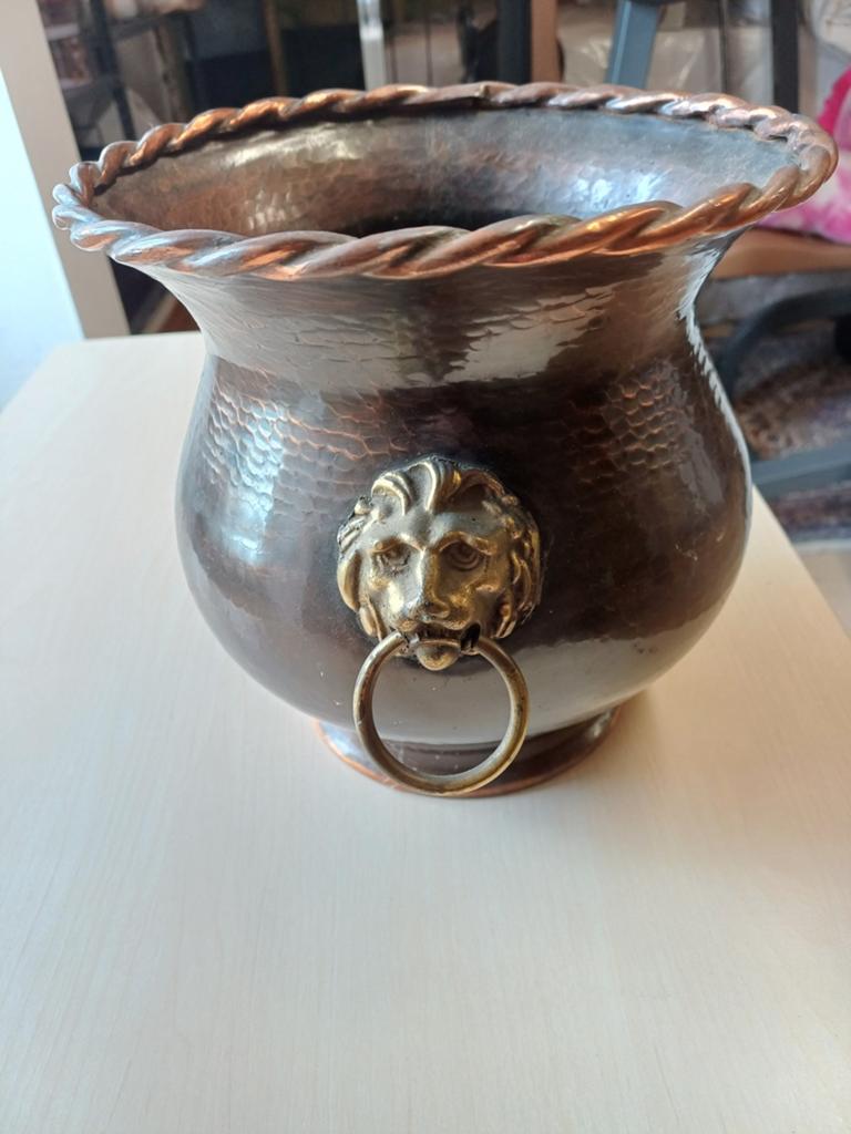 Koperen cachepot met leeuwenkoppen, Antiek en Kunst, Ophalen