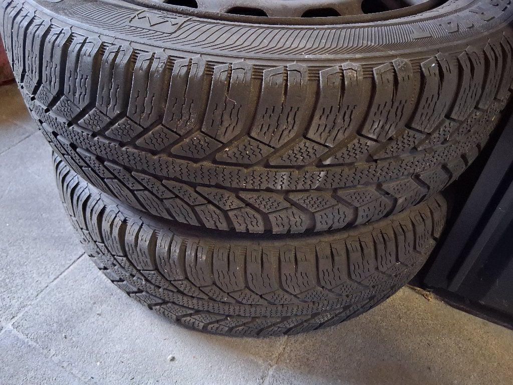 4 jantes en tôle 14" avec 2 pneus ok. Fiesta Entraxe 4x108, Autos : Pièces & Accessoires, Pneus & Jantes, 14 pouces, Pneus et Jantes