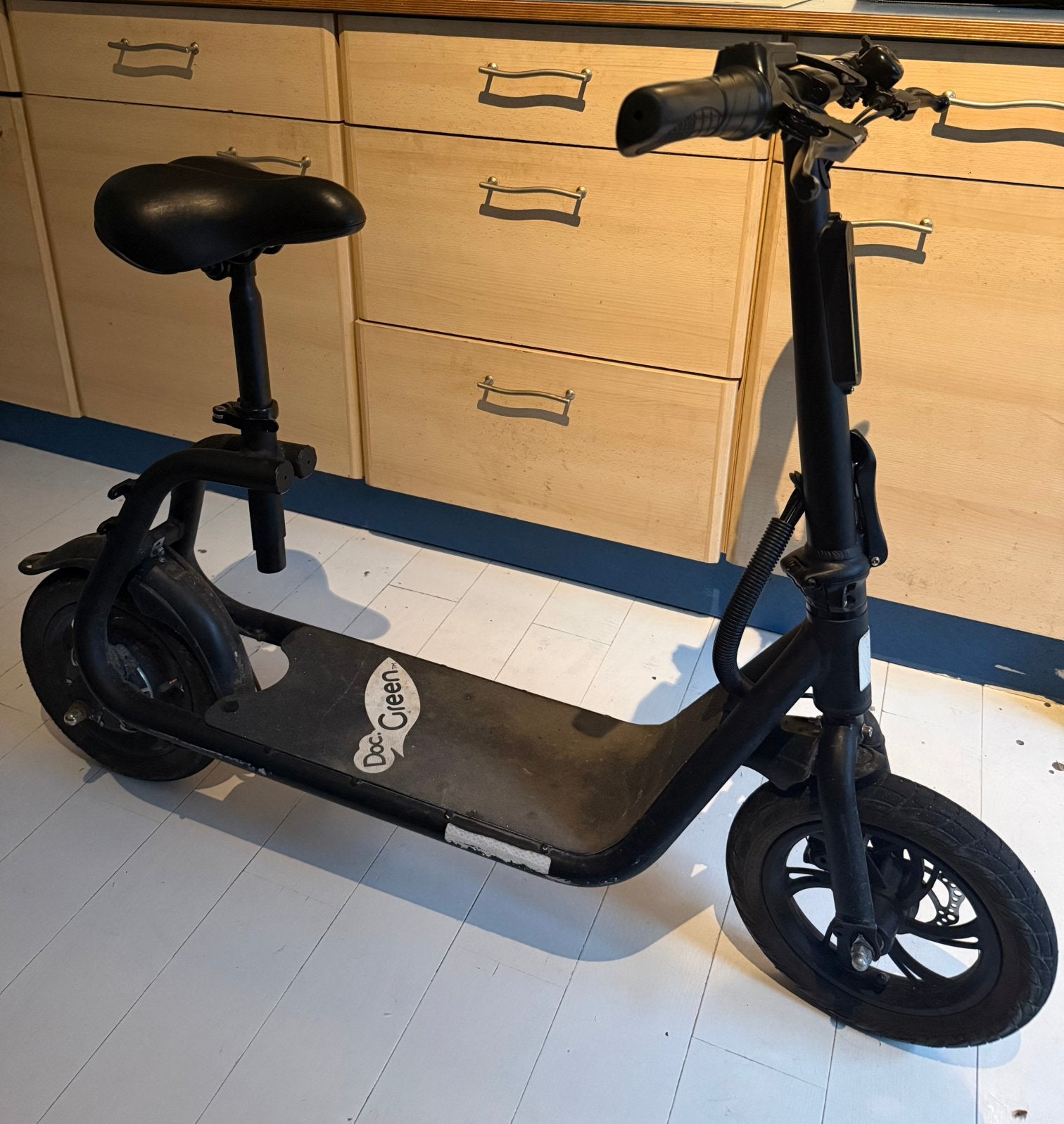 Doc Green EKS 77 – Trottinette électrique avec selle +panier, Vélos & Vélomoteurs, Enlèvement, Comme neuf