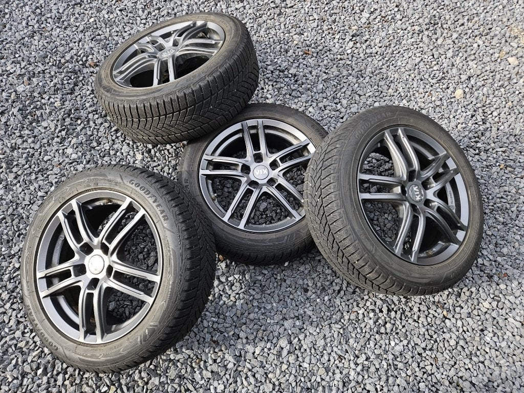 4 roues hiver complètes Kia 215/55 R17, Autos : Pièces & Accessoires, Pneus et Jantes, Véhicule de tourisme, 17 pouces, Enlèvement