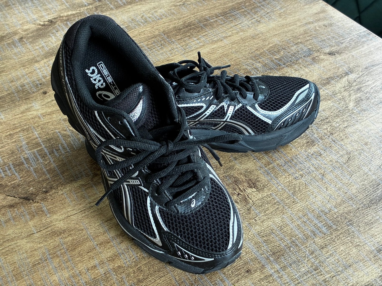 Asics zwart met zilvere lijnen, Kleding | Dames, Ophalen of Verzenden, Zo goed als nieuw, Sportschoenen, Zwart