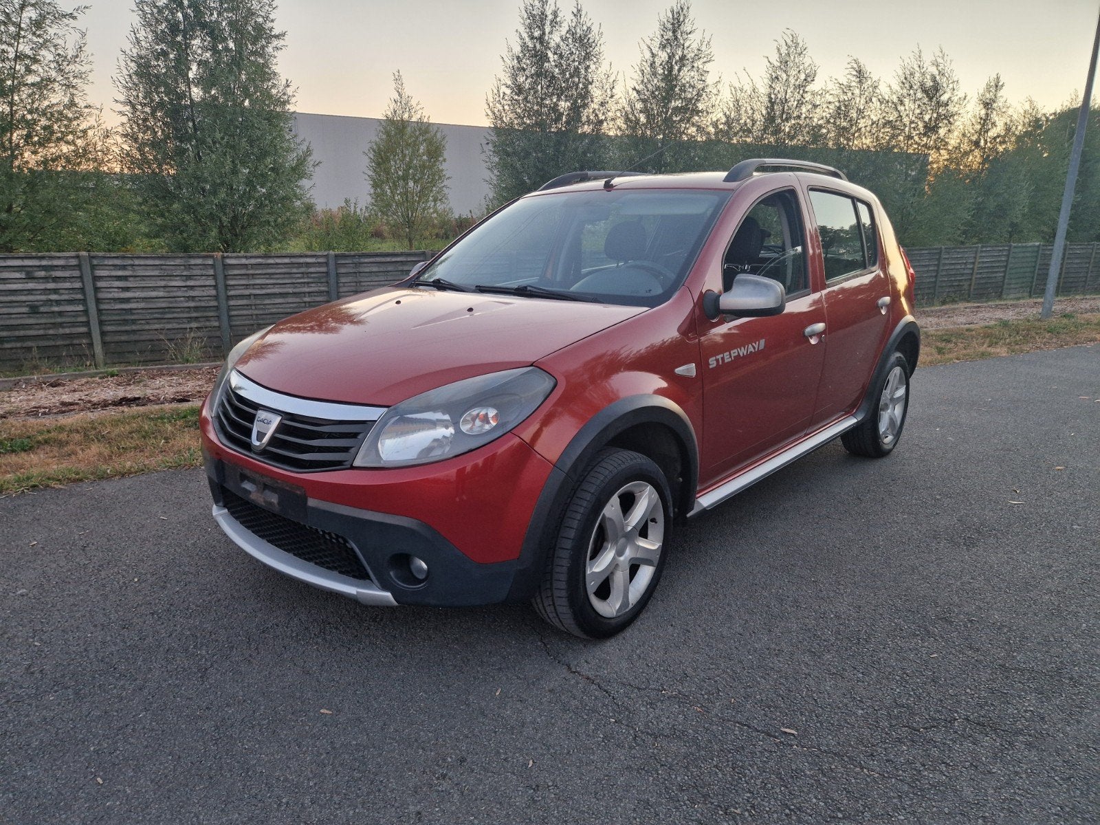 dacia sandero stepway 1.6 benzine gekeurd car-pass, Auto's, Dacia, Voorwielaandrijving, Stof, Zwart, 4 cilinders