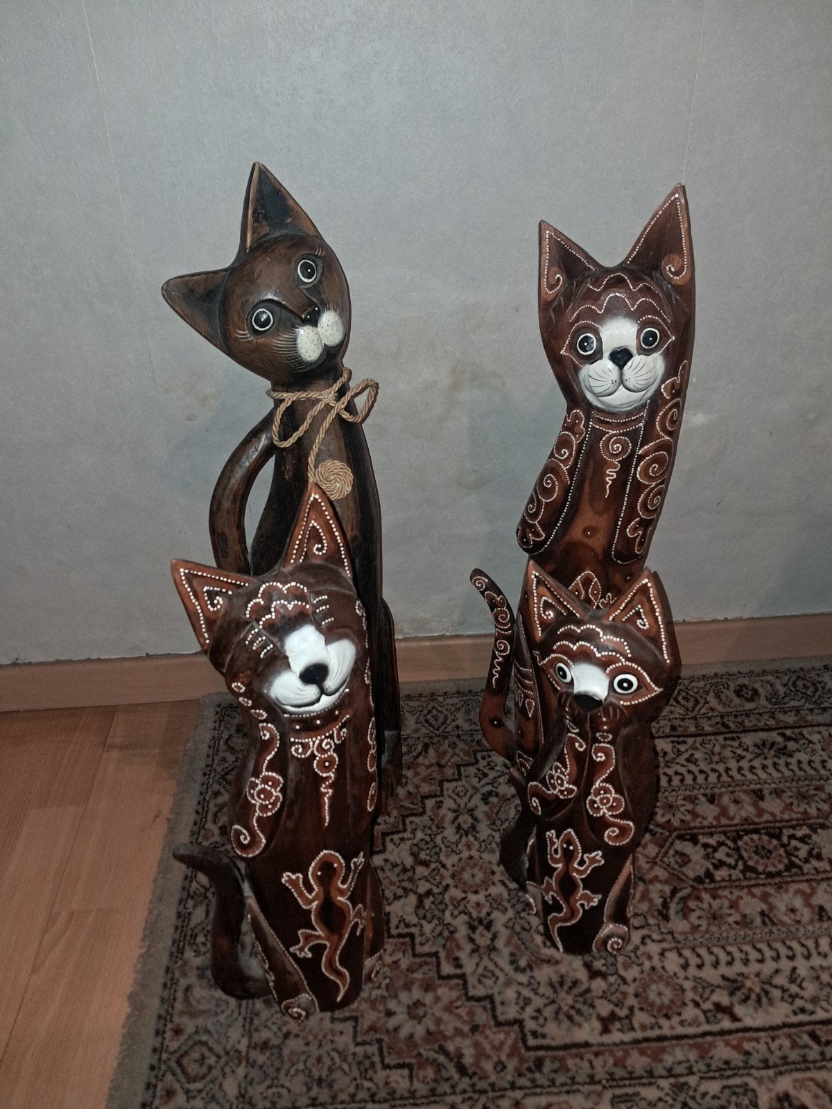 Verzameling van 4 houten beelden van katjes, Ophalen
