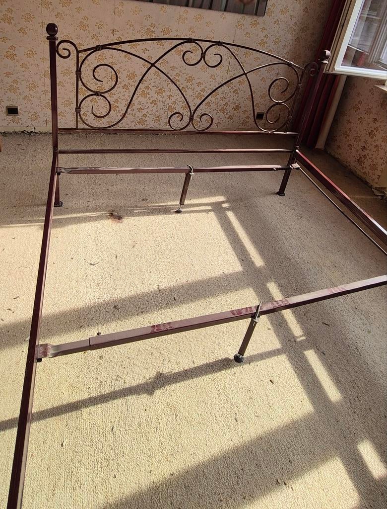 Smeedijzeren bed met lattenbodems en nachtkastjes, Huis en Inrichting, Slaapkamer | Bedden, Ophalen, 200 cm, 80 cm