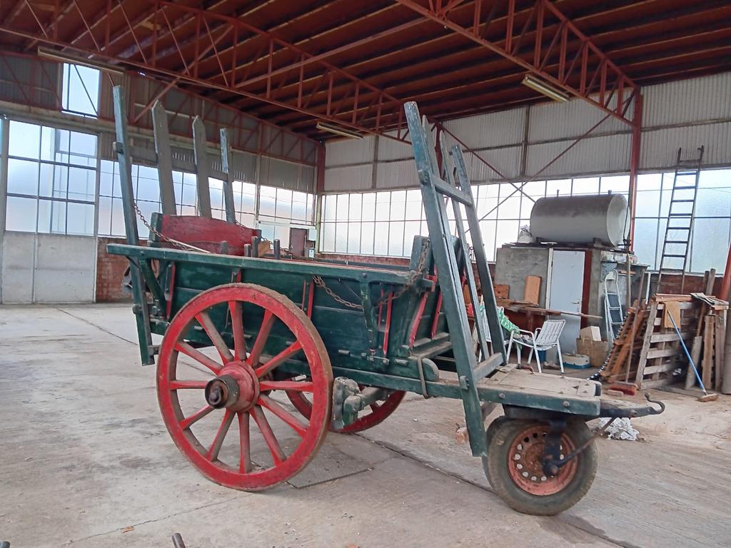 Vieux wain à foin et autres vieux outils agricoles, Enlèvement