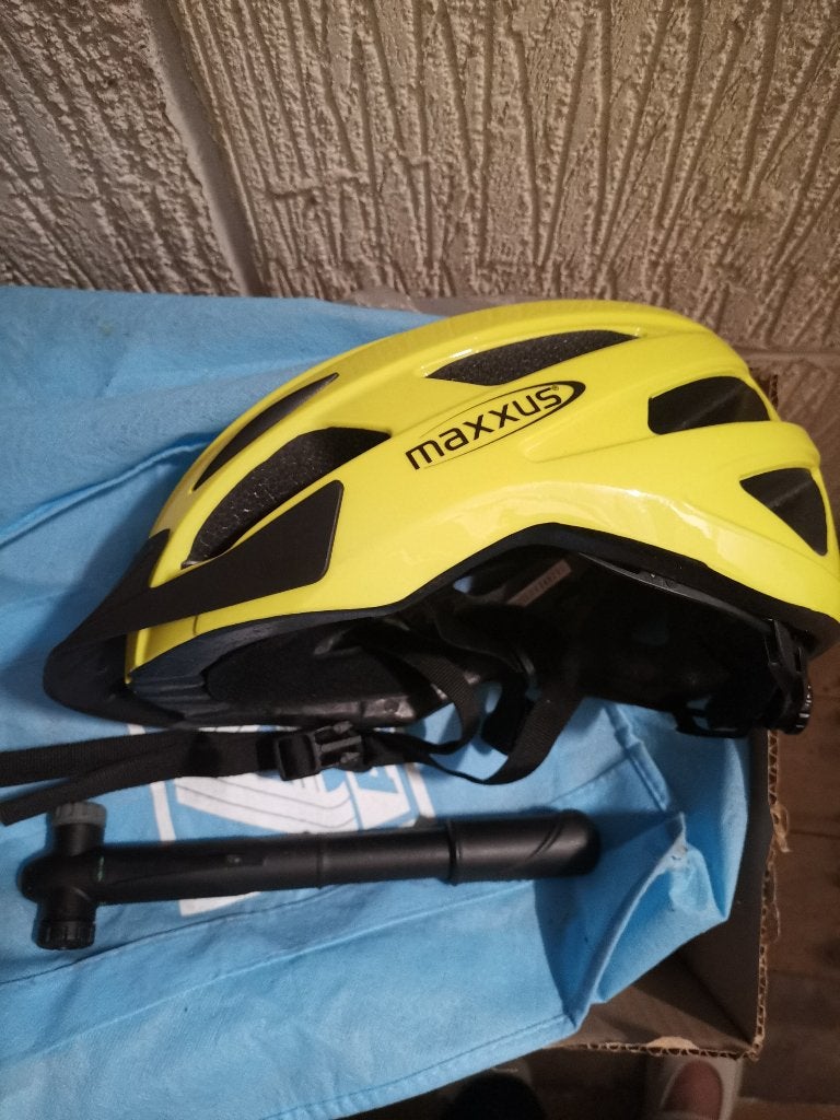 Casque et pompe à vélo, Vélos & Vélomoteurs, Accessoires vélo | Casques de vélo, Utilisé, Décathlon, Femme, Enlèvement